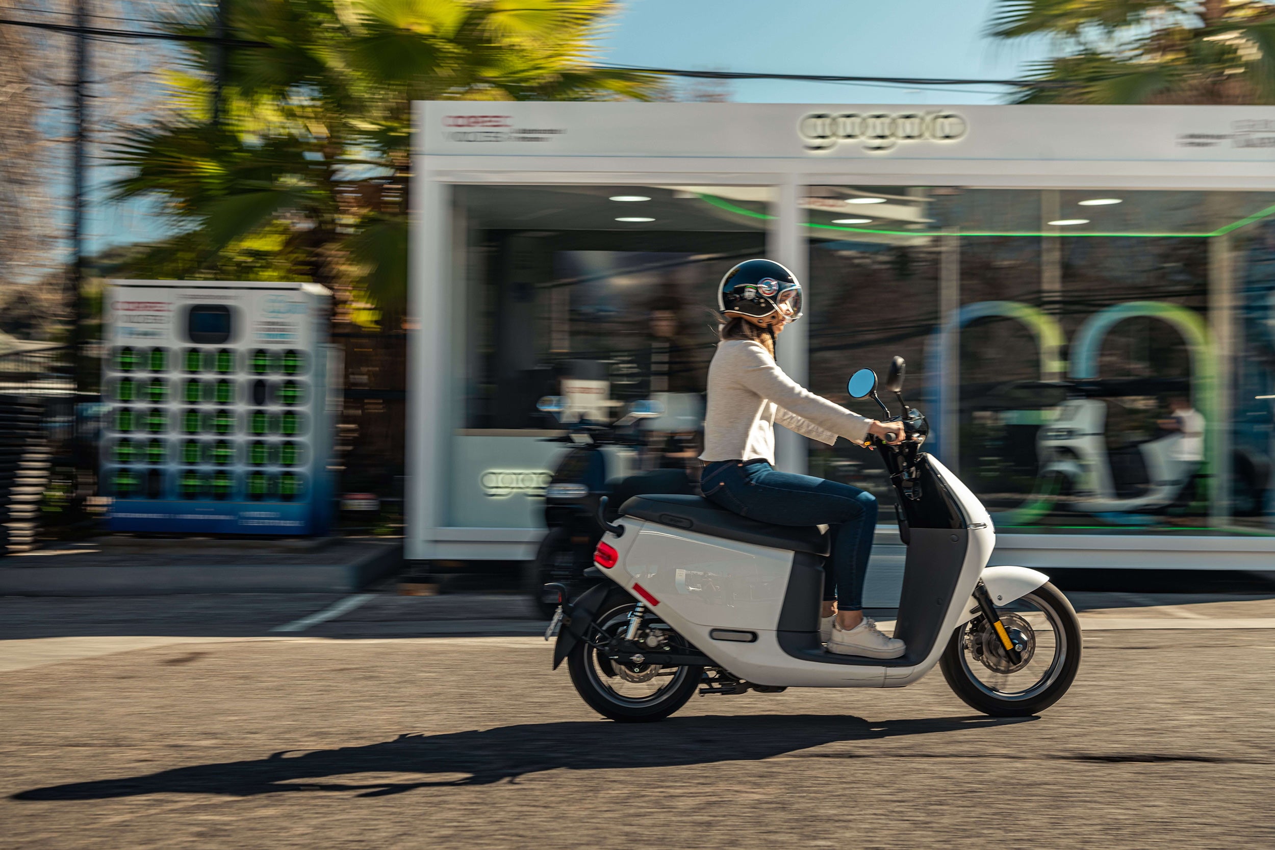 Mujer conduciendo una moto eléctrica Gogoro S2 Plus
